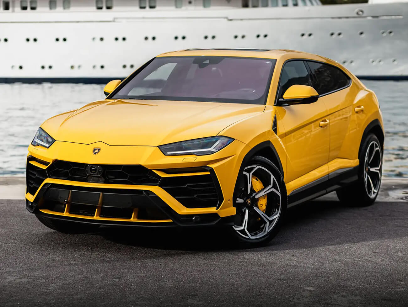 LAMBORGHINI URUS YELLOW