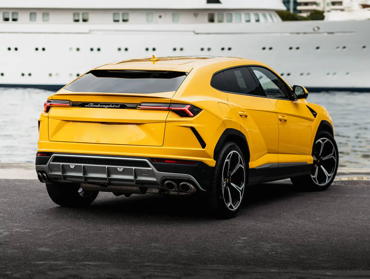 LAMBORGHINI URUS YELLOW