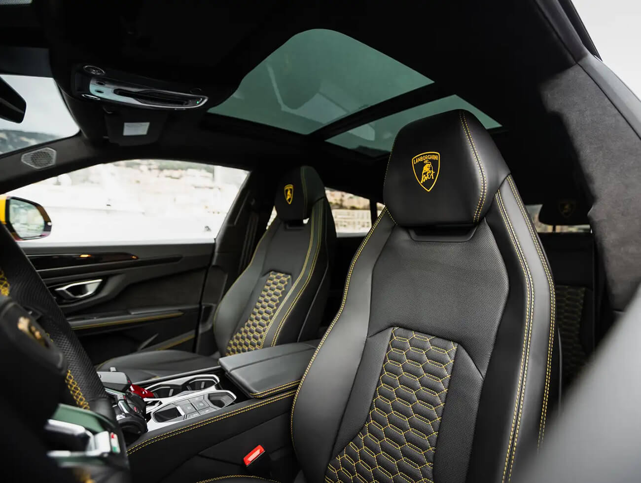 LAMBORGHINI URUS YELLOW