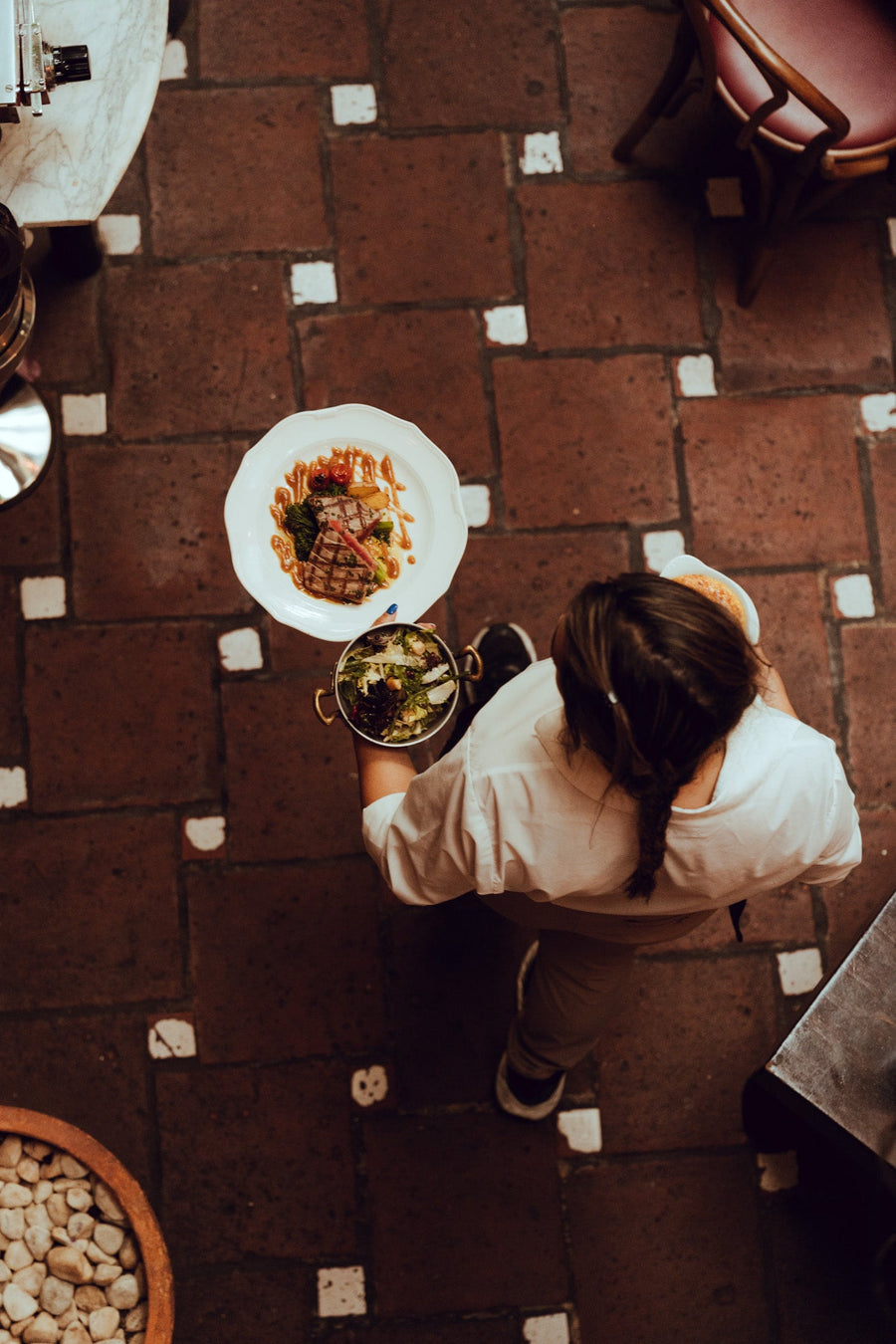 Casanis Bistrot Marbella — dishes on the terracotta terrace